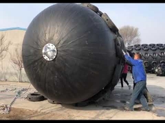 Défense en caoutchouc Yokohama hydro-pneumatique standard d'inspection ISO de 2,5*4m avec pneus noirs