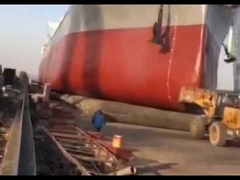 Le navire a été lancé et est parti.