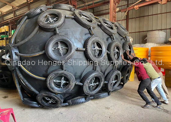 Qualité Marine Pneumatic Rubber Fender noire 50kpa 3.3*6.5m avec le filet à chaînes usine