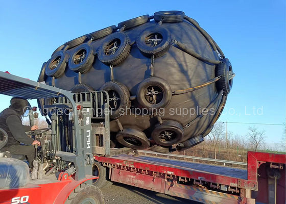 Qualité Marine Pneumatic Rubber Fender noire 50kpa 3.3*6.5m avec le filet à chaînes usine