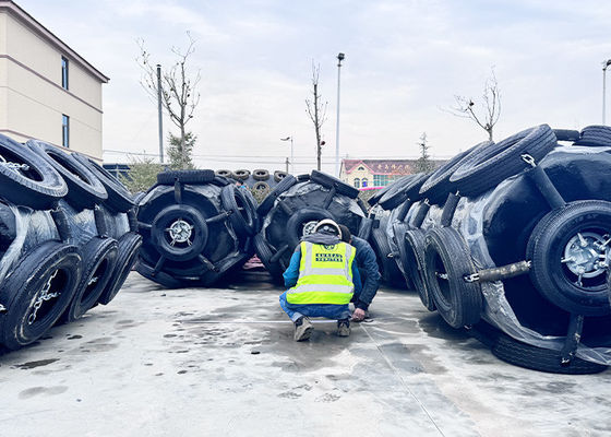 Qualité Fender flottant marin rempli de mousse offrant une résistance accrue aux chocs pour l'amarrage des navires usine
