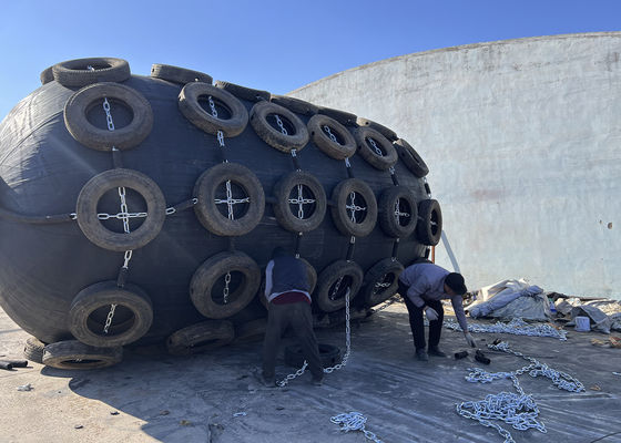 Qualité Pneumatique pour équipement maritime Yokohama Pneumatique en caoutchouc naturel gonflable avec filet à chaîne usine