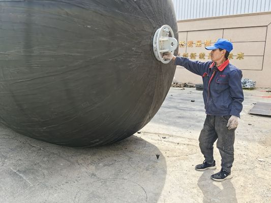 Qualité Fender flottant marin de type Yokohama Fender noir en caoutchouc naturel pneumatique usine