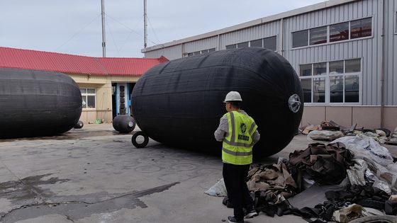 Qualité ISO 17357-2014 Défenseur durable pour pneus marins en caoutchouc usine