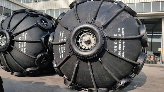 Qualité ISO 17357 Fender pneumatique flottant en caoutchouc pour mouillage de bateaux marins pour quai / navire / bateau usine