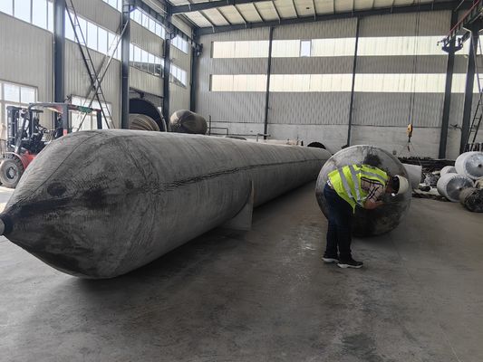 Qualité Résistance à haute pression Airbags nautiques gonflables de type cylindrique offrant des performances pour le chargement de chargement de lancement de navire usine