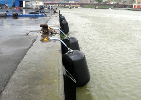 Qualité ISO 17357 Certified EVA Foam Filled Fender with Customizable Density 70-110kg/m³ and 0.5m-4.8m Diameter for Marine Use usine