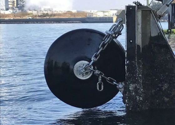 Qualité Défenses marines solides remplies de mousse EVA avec polyuréthane pour navires / bateaux / bateaux de pêche / navires de guerre usine