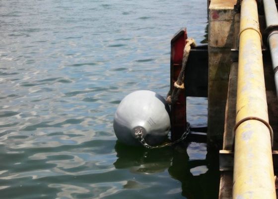 Qualité Amortisseurs gonflables de dock de revêtement de pulvérisation de Polyurea avec le filet de chaîne et de pneu usine