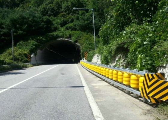 Qualité Glissière de sécurité de rouleau de sécurité de couleur rouge, barrière de route de rouleau d'entrée de tunnel usine