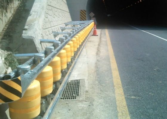 Qualité Mousse d'unité centrale/barrière de rouleau de route de barrière de rouleau de sécurité routière d'EVA pour les routes prédisposées aux accidents usine