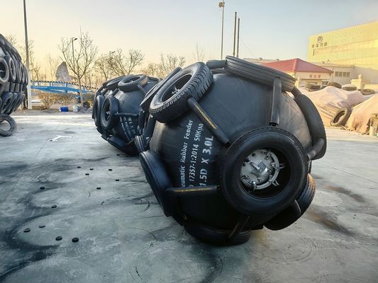 Qualité Absorption d'énergie 300-5000KJ Pneumatique Fender en caoutchouc Bonne résistance à l'abrasion Pièces de marine usine