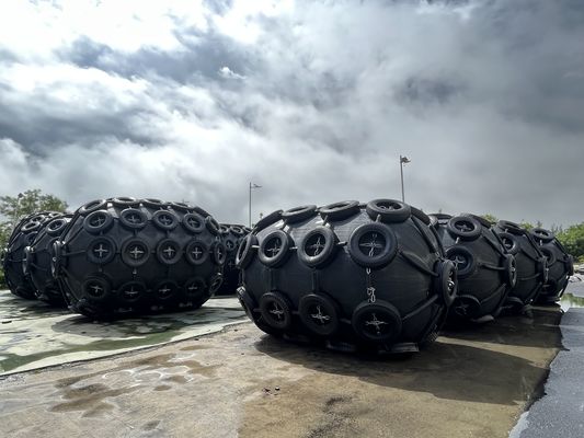 Qualité Résistance élevée à l'usure Pneumatique Marine Fender Featuring Chain Tire Net Method de paiement Western Union Idéal pour la sécurité de l'amarrage des navires usine