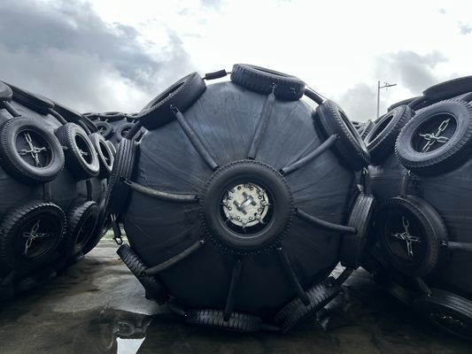 Qualité Accostage de navire de bateau 50Kpa 80Kpa Garde-boue en caoutchouc Chaîne Pneu Filet Garde-boue de quai robuste pour la protection de l'accostage des navires marins usine