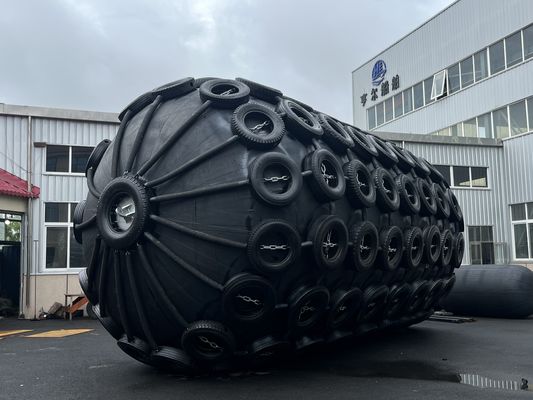 Qualité Méthode d'installation de défenses flottantes gonflables pour l'amarrage de bateaux utilisant des chaînes et des cordes en PP pour la protection contre les chocs lors de l'accostage usine