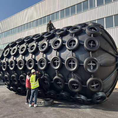 Qualité ISO 17357 Certified Natural Rubber Pneumatic Fender with 50Kpa Working Pressure for Marine Safety usine