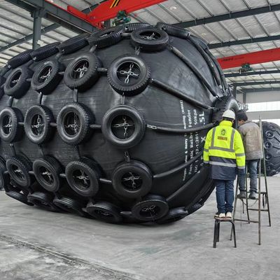 Qualité ISO 17357 Détecteur pneumatique en caoutchouc pour la protection des navires de mer usine