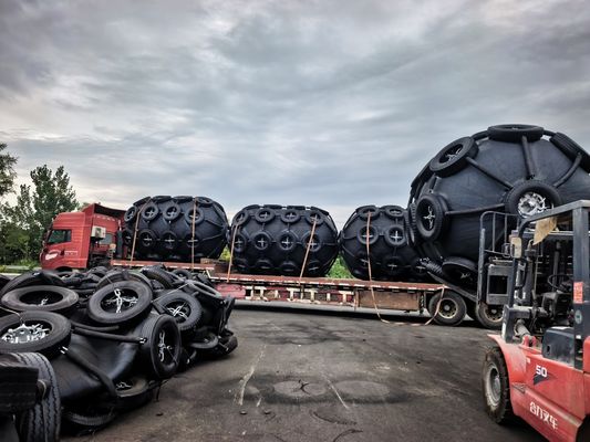 Qualité Fender pneumatique en caoutchouc de type Henger Yokohama pour la protection des bateaux avec certification standard BV usine