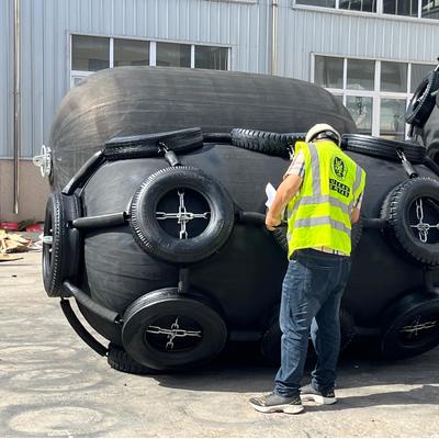 Qualité CCS/BV/LR/DNV Certified High-Quality Black Pneumatic Rubber Fender for STS/STD Applications usine
