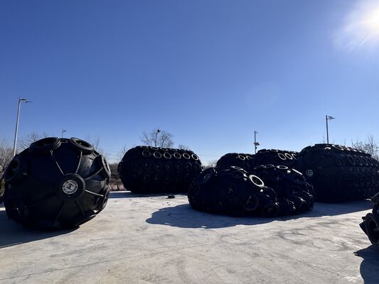 Qualité Accostage de navire de bateau 50Kpa 80Kpa Garde-boue en caoutchouc Chaîne Pneu Filet Garde-boue de quai robuste pour la protection de l'accostage des navires marins usine