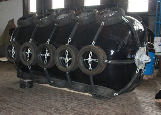 Qualité Polyuréthane 1110KN EVA Foam Filled Marine Fender de 4000MM usine