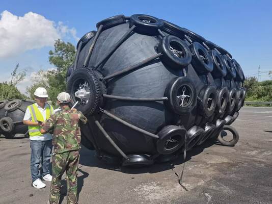 Qualité High Strength Pneumatic Rubber Fender Inflatable Design for Large Tankers Bulk Carriers and Floating Marine Applications usine