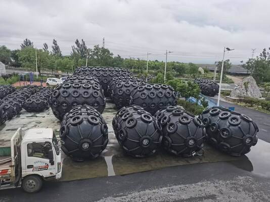 Qualité High Strength Pneumatic Rubber Fender Inflatable Design for Large Tankers Bulk Carriers and Floating Marine Applications usine