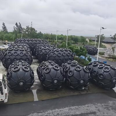 Qualité Heavy Duty Pneumatic Rubber Fender Inflatable Yokohama Type Fender for Protection of Large Oil Tankers and Gas Carriers usine