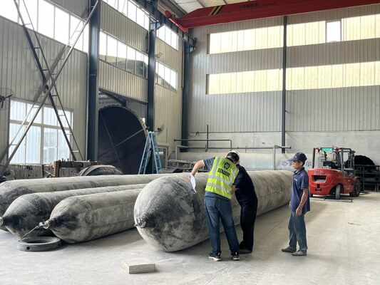 Qualité Marine Rubber Airbag with Rapid Inflation Manifold for Simultaneous Multi Unit Operation in 0.8-3 M Diameter usine