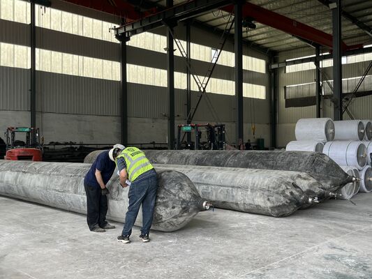 Qualité Marine Rubber Airbag with Rapid Inflation Manifold for Simultaneous Multi Unit Operation in 0.8-3 M Diameter usine