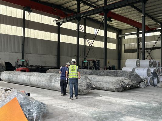 Qualité Marine Rubber Airbag with Stainless Steel Mounting Hardware for Corrosion Free Installation and 0.8-3 M Diameter usine