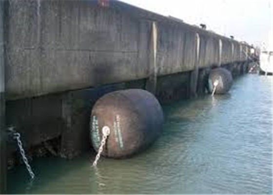 Qualité Détecteur de pneus en caoutchouc naturel certifié ISO17357 pour la protection contre les chocs en mer usine