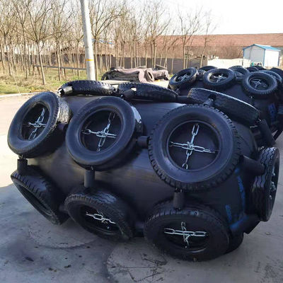 Qualité Polyourethane écument 50Kpa Marine Fender For Fishing Ship pneumatique usine