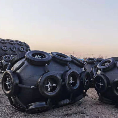 Qualité Fender pneumatique en caoutchouc personnalisé avec des tailles disponibles de 0,3-4,8 M et une pression de 50 kPa et 80 kPa pour les applications de fender de navire usine