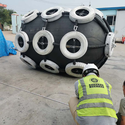 Qualité Fender pneumatique en caoutchouc personnalisé avec des tailles disponibles de 0,3-4,8 M et une pression de 50 kPa et 80 kPa pour les applications de fender de navire usine