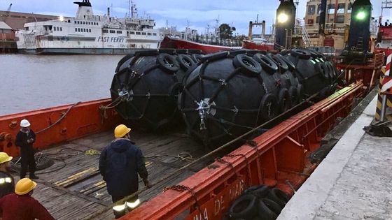 Qualité 50KPA bateau de flottement de la taille D2.5*L4 Marine Pneumatic Rubber Fender Inflatable usine