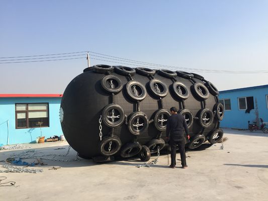 Qualité Amortisseurs en caoutchouc pneumatiques marins noirs de 50Kpa 3.3*6.5m avec des pneus usine