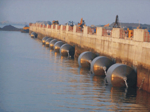 Qualité Hot Dip Galvanized Foam Filled Fender with High Energy Absorption and Maintenance-free Design for Marine Vessel Protection usine