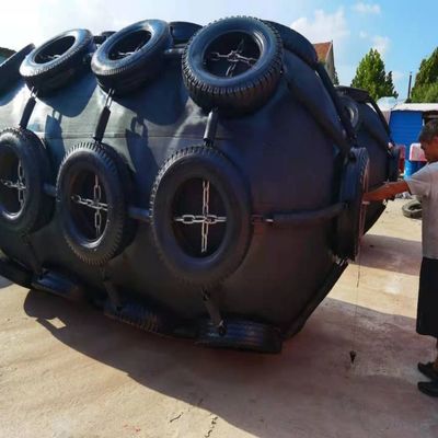 Qualité 50KPA bateau de flottement de la taille D2.5*L4 Marine Pneumatic Rubber Fender Inflatable usine