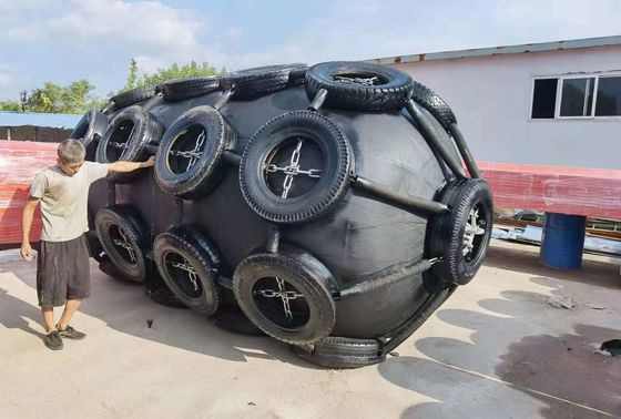 Qualité Amortisseur en caoutchouc pneumatique de Marine Fender Inflatable Floating Yokohama avec le filet à chaînes usine