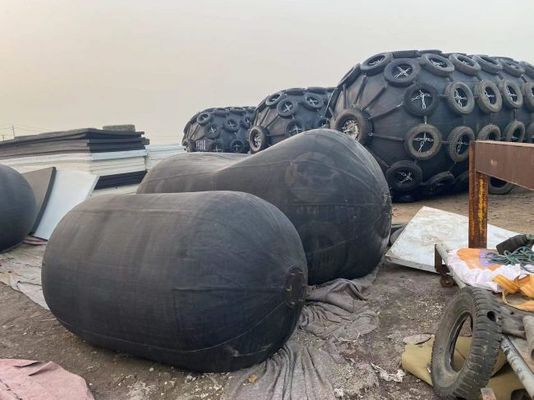 Qualité Accessoires en caoutchouc de bateau d'amortisseur marin pneumatique flottant de type Yokohama usine